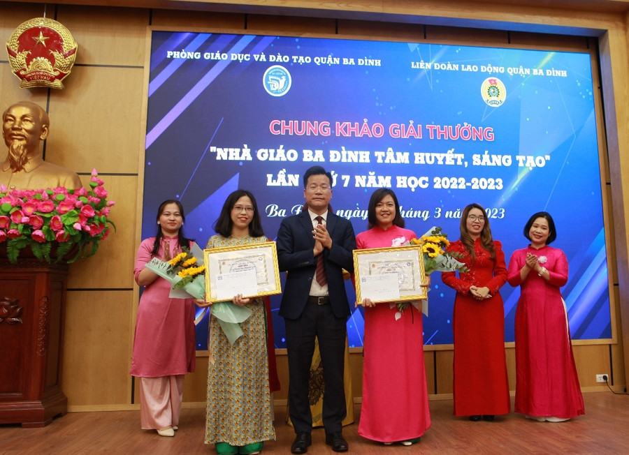 Ông Lê Đức Thuận – Trưởng phòng GD&ĐT quận Ba Đình trao giải cho các nhà giáo đạt giải Nhì. Ông Lê Đức Thuận – Trưởng phòng GD&ĐT quận Ba Đình trao giải cho các nhà giáo đạt giải Nhì.