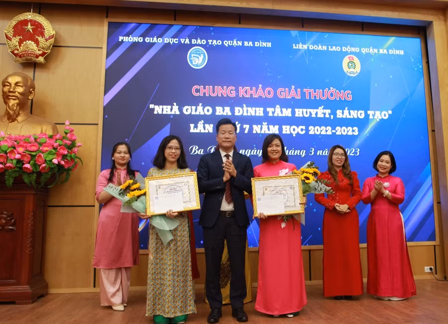 Ông Lê Đức Thuận – Trưởng phòng GD&amp;ĐT quận Ba Đình trao giải cho các nhà giáo đạt giải Nhì.