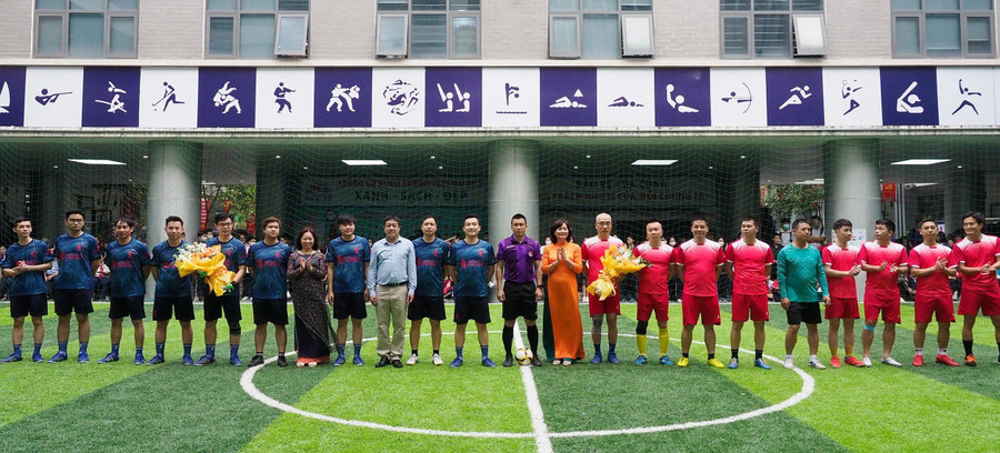 Trận giao hữu giữa giáo viên và phụ huynh học sinh nhà trường. Trận giao hữu giữa giáo viên và phụ huynh học sinh nhà trường.