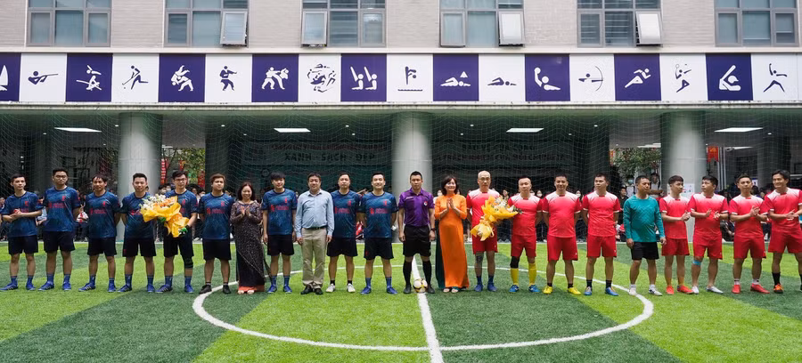 Trận giao hữu giữa giáo viên và phụ huynh học sinh nhà trường.