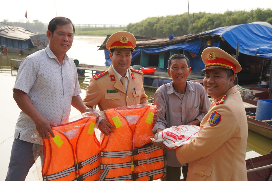 CSGT tặng áo phao và phần quà thiết thực cho người dân làng chài ven sông. CSGT tặng áo phao và phần quà thiết thực cho người dân làng chài ven sông.