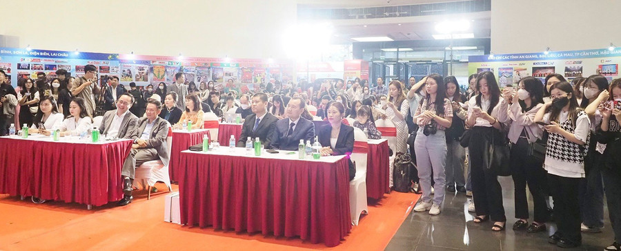 Khán giả là nhà báo, sinh viên, khách tham quan Hội báo tới dự và theo dõi buổi Talkshow.