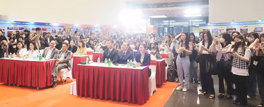 Khán giả là nhà báo, sinh viên, khách tham quan Hội báo tới dự và theo dõi buổi Talkshow.