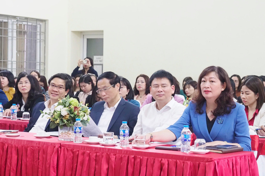 Đại biểu dự buổi tập huấn giáo dục STEM. Đại biểu dự buổi tập huấn giáo dục STEM.