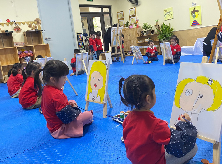 Trẻ mầm non lớp cô Hiền trong giờ học vẽ. Trẻ mầm non lớp cô Hiền trong giờ học vẽ.