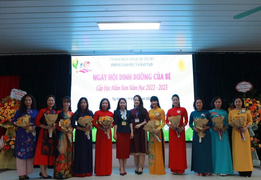 Lãnh đạo phòng GD&ĐT quận Tây Hồ chúc mừng các trường Mầm non tham gia ngày hội. Lãnh đạo phòng GD&ĐT quận Tây Hồ chúc mừng các trường Mầm non tham gia ngày hội.