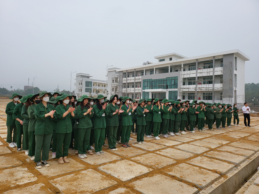 Sinh viên hưởng ứng chương trình trồng cây xanh tại buổi lễ. Sinh viên hưởng ứng chương trình trồng cây xanh tại buổi lễ.