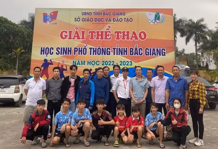 Lãnh đạo các đơn vị và vận động viên các đoàn chụp ảnh lưu niệm kết thúc giải đấu.