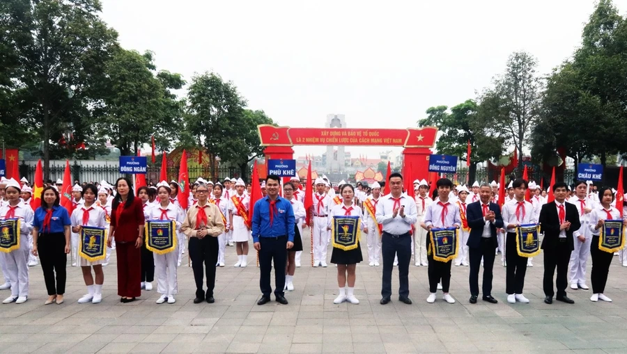 Ban Tổ chức trao cờ lưu niệm cho các đơn vị tham gia hội thi.