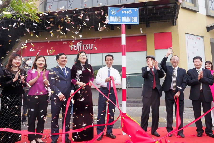 Các đại biểu thực hiện nghi thức gắn biển tên phố Hoàng Quán Chi.