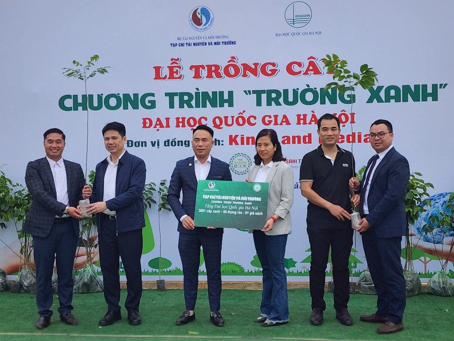 Ban tổ chức chương trình "Trường xanh" trao cây xanh tại buổi lễ. Ban tổ chức chương trình "Trường xanh" trao cây xanh tại buổi lễ.