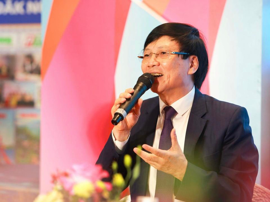 Nhà báo Hồ Quang Lợi phát biểu.