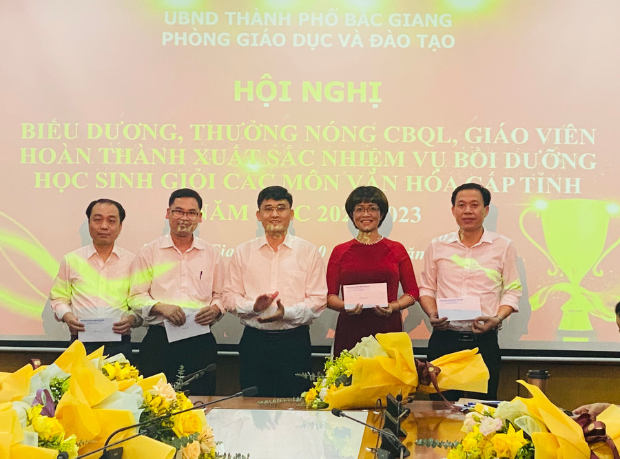 Ông Nguyễn Văn Phái, Phó trưởng phòng GD&ĐT khen thưởng chuyên viên, CBQL phụ trách đội tuyển HSG đạt thành tích xuất sắc.