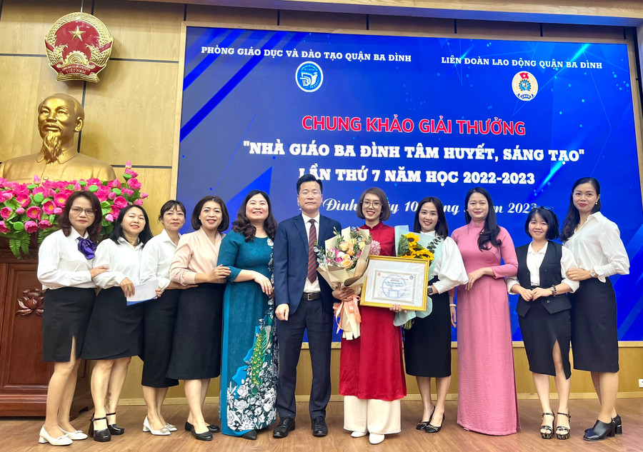 Bà Phạm Thị Diễm - Phó Chủ tịch UBND quận Ba Đình (thứ 3 từ phải sang trái) và ông Lê Đức Thuận - Trưởng phòng GD&ĐT quận Ba Đình chúc mừng cô Nguyễn Thu Hiền (thứ 5 từ phải sang trái) đạt danh hiệu Xuất sắc với Giải thưởng “Nhà giáo Ba Đình tâm huyết, sáng tạo” lần thứ 7. Bà Phạm Thị Diễm - Phó Chủ tịch UBND quận Ba Đình (thứ 3 từ phải sang trái) và ông Lê Đức Thuận - Trưởng phòng GD&ĐT quận Ba Đình chúc mừng cô Nguyễn Thu Hiền (thứ 5 từ phải sang trái) đạt danh hiệu Xuất sắc với Giải thưởng “Nhà giáo Ba Đình tâm huyết, sáng tạo” lần thứ 7.