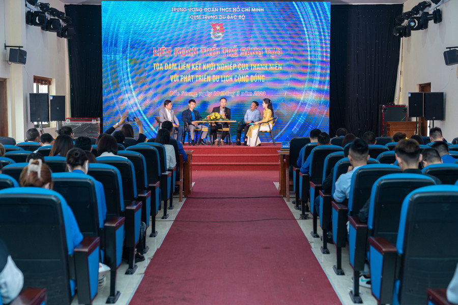 Quang cảnh liên hoan tuổi trẻ sáng tạo. Quang cảnh liên hoan tuổi trẻ sáng tạo.