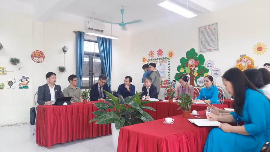 Các chuyên gia giáo dục cùng lãnh đạo Phòng GD&amp;ĐT huyện Việt Yên đồng chủ trì thảo luận.