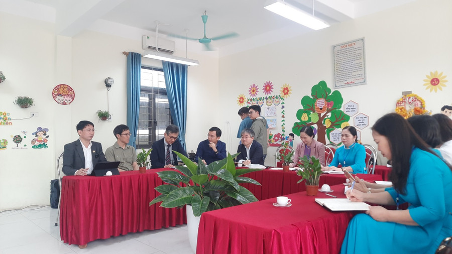 Các chuyên gia giáo dục cùng lãnh đạo Phòng GD&amp;ĐT huyện Việt Yên đồng chủ trì thảo luận.