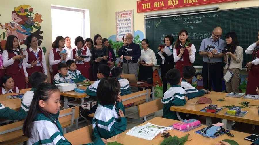 Các đại biểu dự giờ thăm lớp học tại trường Tiểu học Bích Sơn.