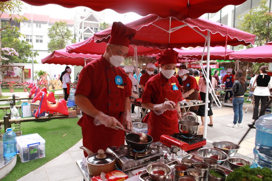 Phần thi biến món ăn đến của trường Mầm non Quảng An. Phần thi biến món ăn đến của trường Mầm non Quảng An.