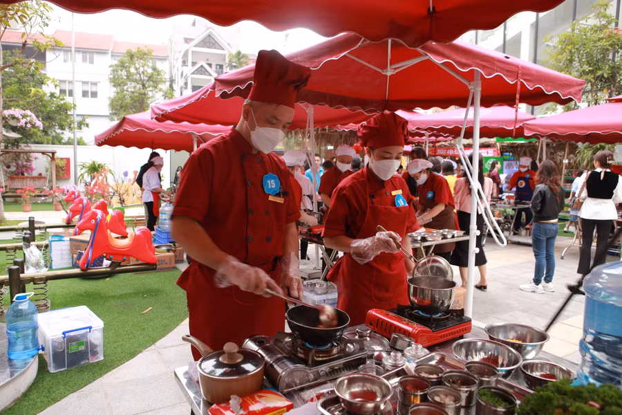 Phần thi biến món ăn đến của trường Mầm non Quảng An.