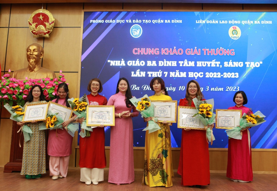 Bà Phạm Thị Diễm - Phó Chủ tịch UBND quận Ba Đình trao giải cho các nhà giáo đạt giải Xuất sắc, giải Nhất trong chung khảo “Nhà giáo Ba Đình tâm huyết, sáng tạo” lần thứ 7 năm 2022 - 2023. Bà Phạm Thị Diễm - Phó Chủ tịch UBND quận Ba Đình trao giải cho các nhà giáo đạt giải Xuất sắc, giải Nhất trong chung khảo “Nhà giáo Ba Đình tâm huyết, sáng tạo” lần thứ 7 năm 2022 - 2023.