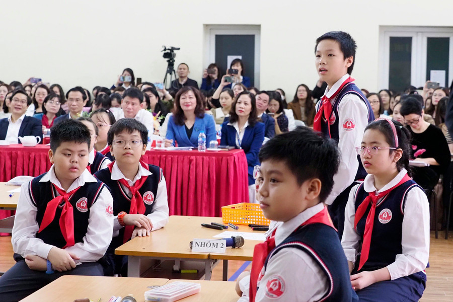 Học sinh hào hứng phát biểu xây dựng bài. Học sinh hào hứng phát biểu xây dựng bài.