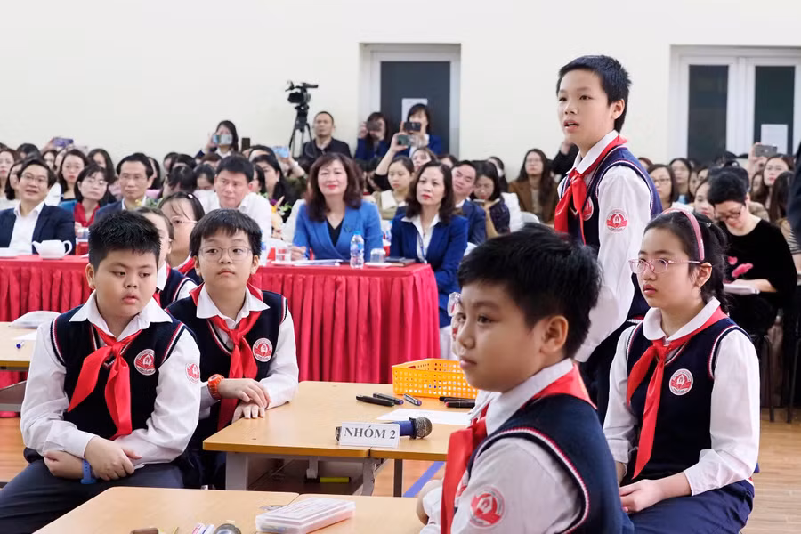 Học sinh hào hứng phát biểu xây dựng bài.