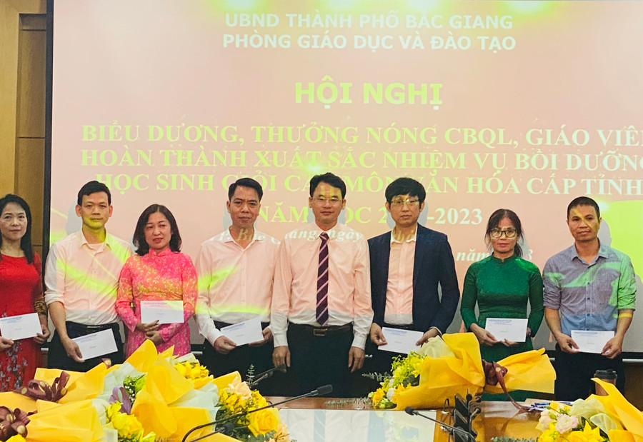 Ông Đỗ Văn Quý - Trưởng phòng GD&ĐT TP Bắc Giang biểu dương, thưởng nóng CBQL, giáo viên hoàn thành xuất sắc nhiệm vụ.