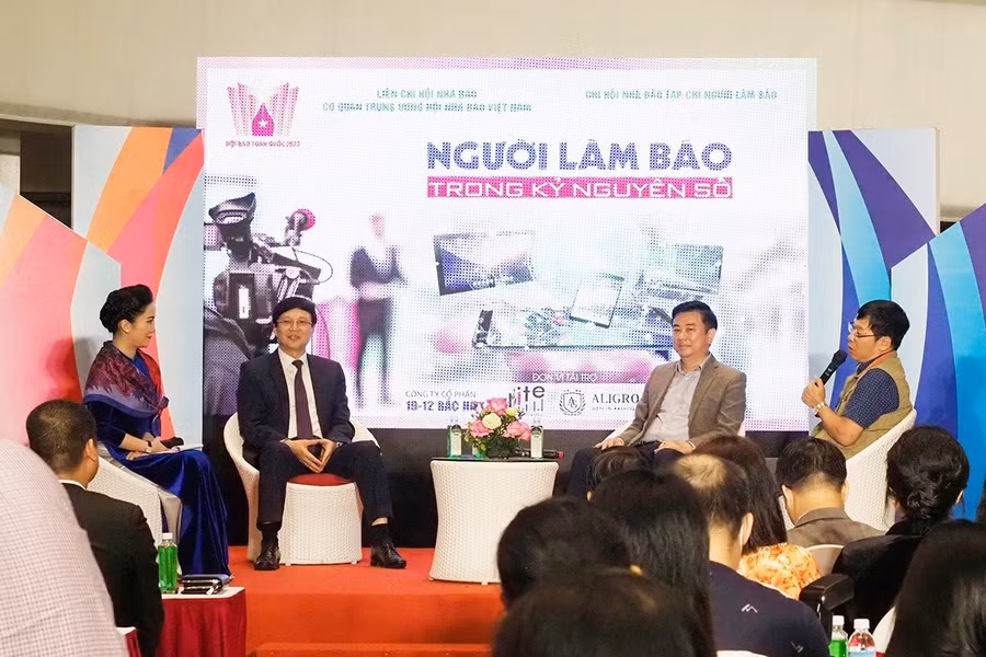 Từ trái qua phải: MC Nguyễn Thúy Quỳnh; Diễn giả: Nhà báo Hồ Quang Lợi, Nhà báo Nguyễn Minh Đức, Nhà báo Đỗ Doãn Hoàng tại Talkshow “Người làm báo trong kỷ nguyên số”.