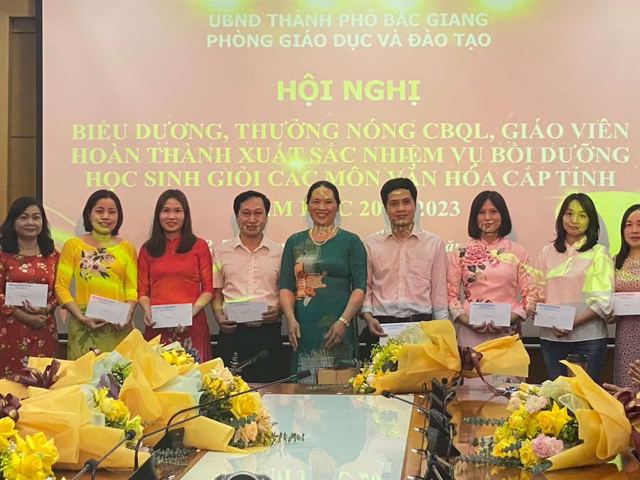 Bà Nguyễn Thị Linh, Phó trưởng Phòng GD&ĐT trao khen thưởng cho giáo viên phụ trách, bồi dưỡng đội tuyển HSG.