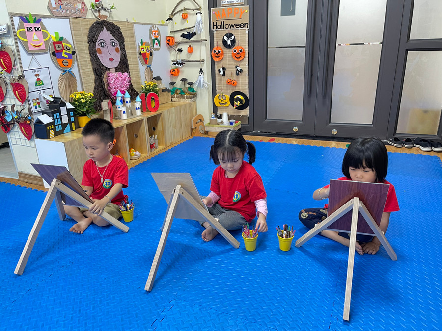 Trẻ mẫu giáo bé thích thú đi học với các hoạt động được cô Hiền tổ chức trên lớp. Trẻ mẫu giáo bé thích thú đi học với các hoạt động được cô Hiền tổ chức trên lớp.