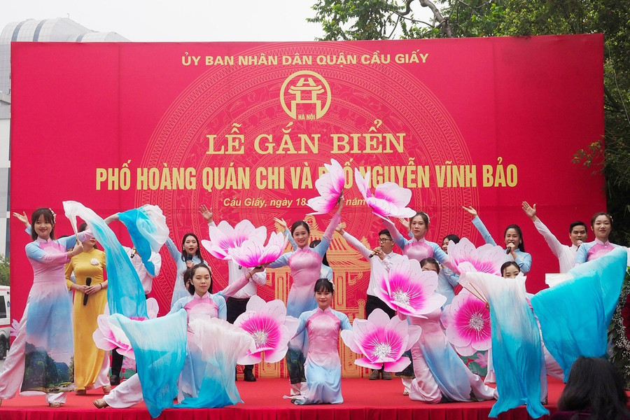 Văn nghệ chào mừng gắn biển tên phố.