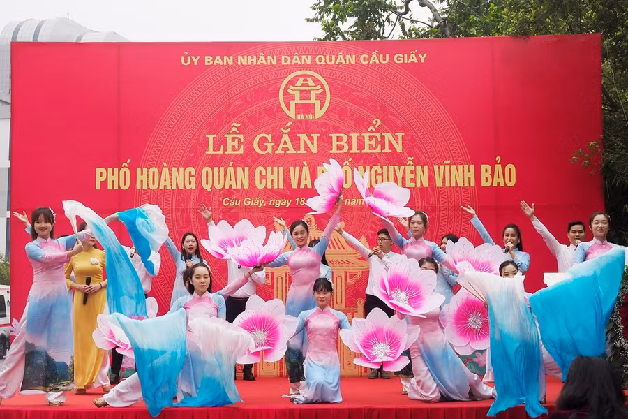 Văn nghệ chào mừng gắn biển tên phố.