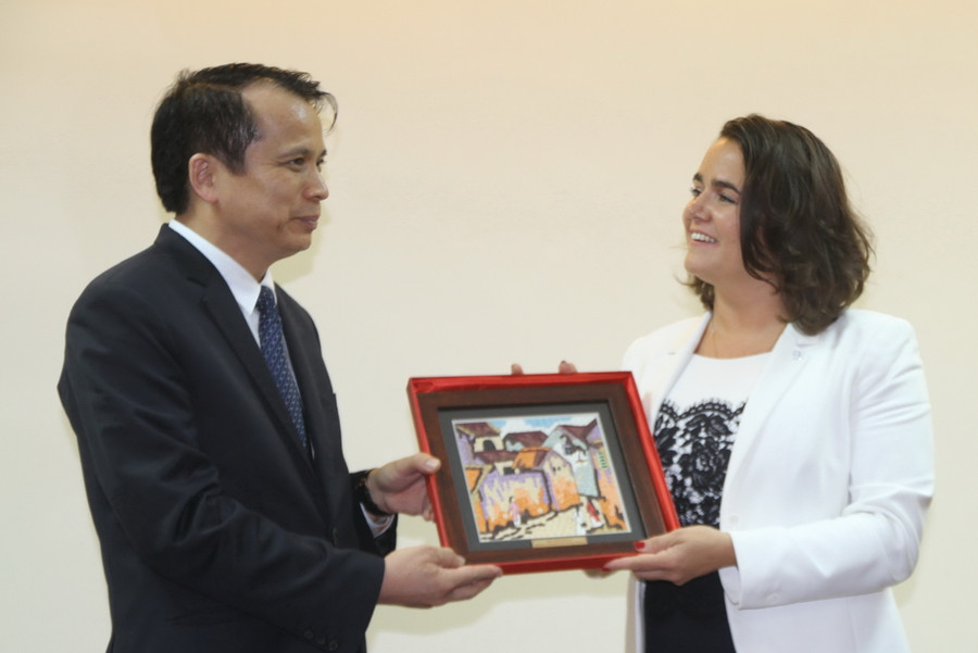 Thứ trưởng Phạm Mạnh Hùng tặng quà bà Novák Katalin