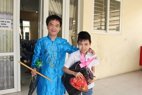 Niềm vui trên khuôn mặt các em học sinh khi được nhận quà từ đoàn thiện nguyện.