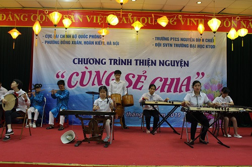 Trong chương trình, nhiều tiết mục văn nghệ do chính các em học sinh trường PTCS Nguyễn Đình Chiểu thể hiện trên sân khấu thay lời cảm ơn gửi tới những người làm chương trình và đơn vị tặng quà.