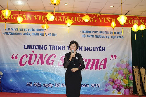 Cô giáo Phạm Thị Kim Nga - Hiệu trưởng Trường PTCS Nguyễn Đình Chiểu phát biểu.