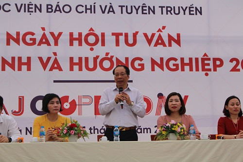 Phó Giám đốc Học viện Báo chí và Tuyên truyền - PGS.TS Lưu Văn An trực tiếp giải đáp, tư vấn tuyển sinh đến các bậc phụ huynh, học sinh... Phó Giám đốc Học viện Báo chí và Tuyên truyền - PGS.TS Lưu Văn An trực tiếp giải đáp, tư vấn tuyển sinh đến các bậc phụ huynh, học sinh...