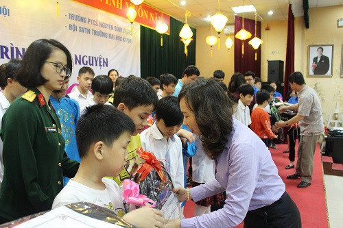 Bí thư Đảng ủy phường Đồng Xuân - Nguyễn Thị Bích Nga trao quà cho các em học sinh.