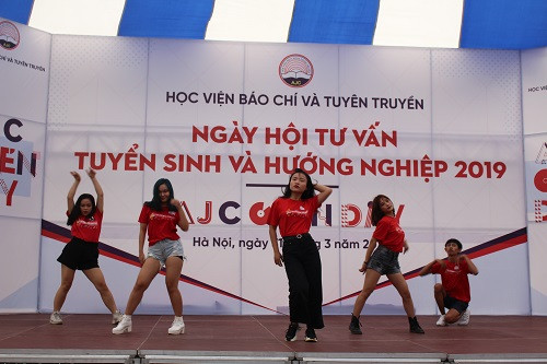 Nhiều tiết mực văn nghệ được các bạn sinh viên Học viện Báo chí và Tuyên truyền thực hiện. Nhiều tiết mực văn nghệ được các bạn sinh viên Học viện Báo chí và Tuyên truyền thực hiện.