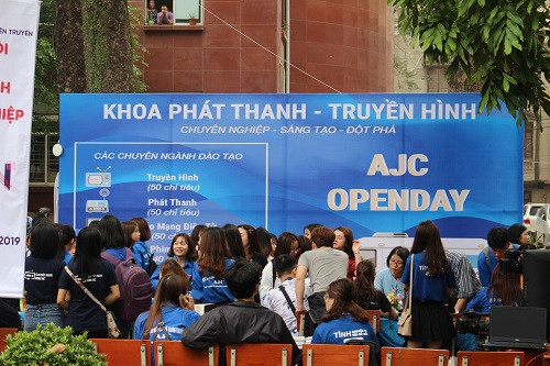 Khoa Phát thanh - Truyền hình thu hút đông đảo các bạn học sinh tìm hiểu... Khoa Phát thanh - Truyền hình thu hút đông đảo các bạn học sinh tìm hiểu...