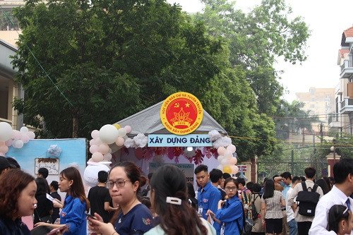 Rất đông các bạn học sinh từ các trường THPT trên địa bàn TP. Hà Nội và các tỉnh về dự và tìm hiểu thông tin tuyển dụng.. Rất đông các bạn học sinh từ các trường THPT trên địa bàn TP. Hà Nội và các tỉnh về dự và tìm hiểu thông tin tuyển dụng..