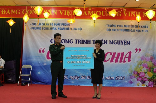 Thay mặt đoàn thiện nguyện, Đại tá Nguyễn Hữu Phước trao tặng 30 triệu đồng cho Ban giám hiệu trường PTCS Nguyễn Đình Chiểu để gửi tới các em học sinh.