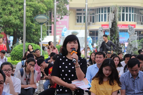 Nhiều phụ huynh đặt câu hỏi tại Ngày hội tư vấn tuyển sinh và hướng nghiệp... Nhiều phụ huynh đặt câu hỏi tại Ngày hội tư vấn tuyển sinh và hướng nghiệp...