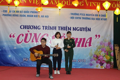 Cán bộ chiến sĩ Cục Tài chính - Bộ Quốc phòng giao lưu văn nghệ, động viên các em học sinh..