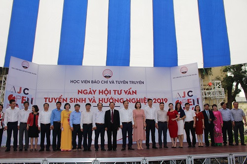 Ban Giám đốc , tập thể cán bộ, giảng viên Học viện Báo chí và Tuyên truyền chụp ảnh lưu niệm tại Ngày hội tư vấn tuyển sinh và hướng nghiệp năm 2019. Ban Giám đốc , tập thể cán bộ, giảng viên Học viện Báo chí và Tuyên truyền chụp ảnh lưu niệm tại Ngày hội tư vấn tuyển sinh và hướng nghiệp năm 2019.