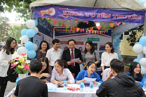 PGS,TS Trương Ngọc Nam, Bí thư Đảng ủy, Giám đốc Học viện Báo chí và Tuyên truyền thăm quan bàn tư vấn tuyển sinh khoa Tuyên truyền. PGS,TS Trương Ngọc Nam, Bí thư Đảng ủy, Giám đốc Học viện Báo chí và Tuyên truyền thăm quan bàn tư vấn tuyển sinh khoa Tuyên truyền.