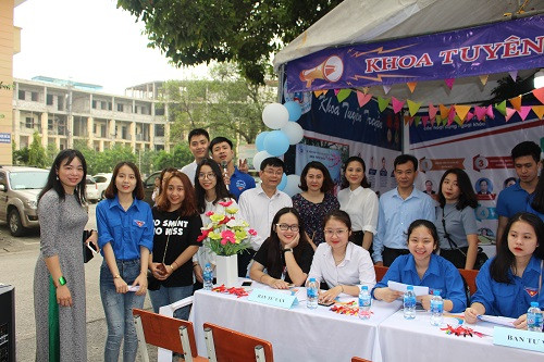 PGS.TS Phạm Minh Sơn Phó Giám đốc Học viện Báo chí Tuyên truyền chụp ảnh lưu niệm với thầy cô, sinh viên khoa Tuyên truyền. PGS.TS Phạm Minh Sơn Phó Giám đốc Học viện Báo chí Tuyên truyền chụp ảnh lưu niệm với thầy cô, sinh viên khoa Tuyên truyền.