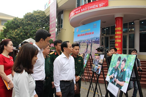 PGS,TS Trương Ngọc Nam, Bí thư Đảng ủy, Giám đốc Học viện Báo chí và Tuyên truyền cùng các đại biểu thăm quan triển lãm ảnh tại ngày hội.. PGS,TS Trương Ngọc Nam, Bí thư Đảng ủy, Giám đốc Học viện Báo chí và Tuyên truyền cùng các đại biểu thăm quan triển lãm ảnh tại ngày hội..