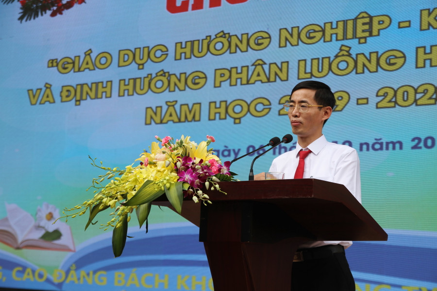 Thầy hiệu trưởng Trần Văn Nhường Thầy hiệu trưởng Trần Văn Nhường